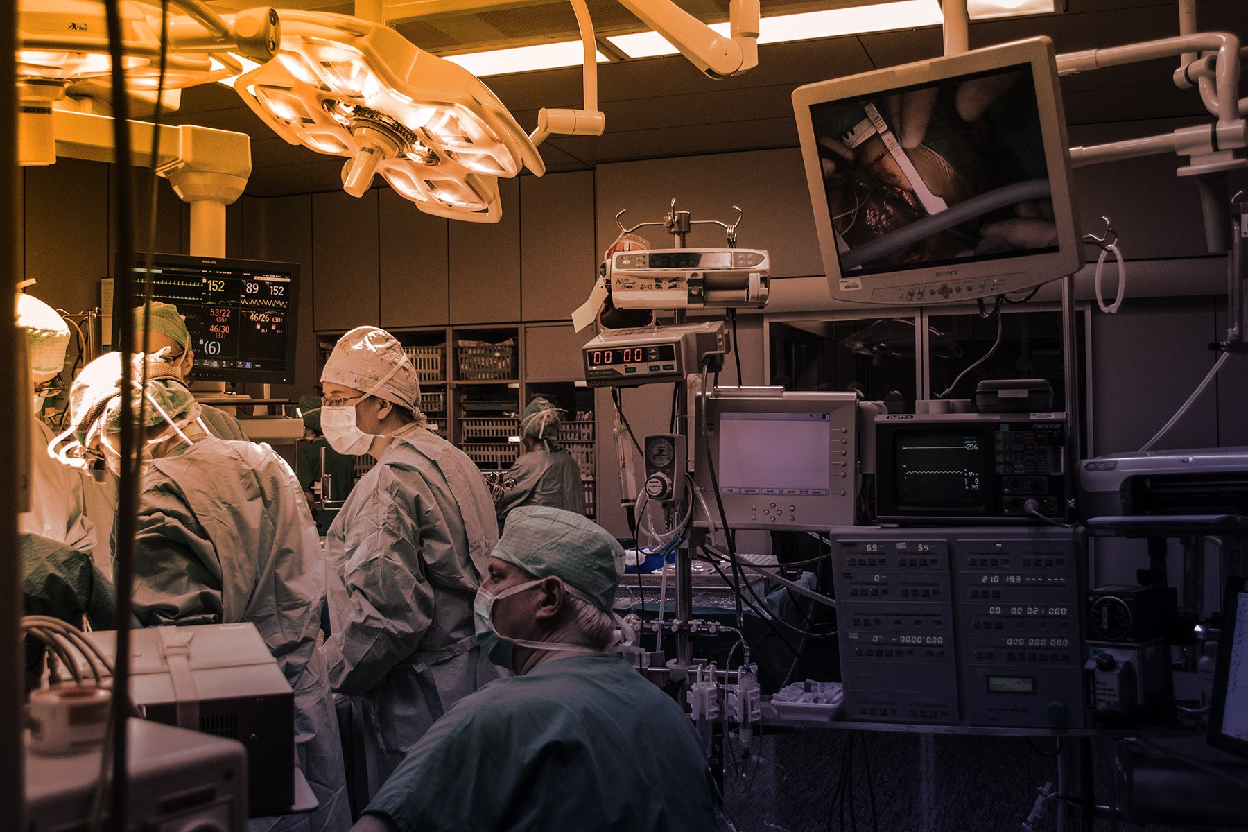 doctors-in-operating room